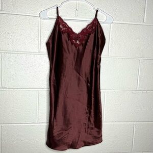 < Vintage Cacique Burgundy Lace Trimmed Slip Dress >